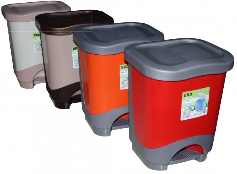 Cos de gunoi cu pedala si galeata cu maner capacitate 8 litri. Galeata are maner si poate fi ridicata din cos.